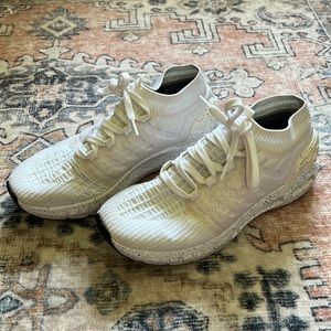 White under armor tennis shoes